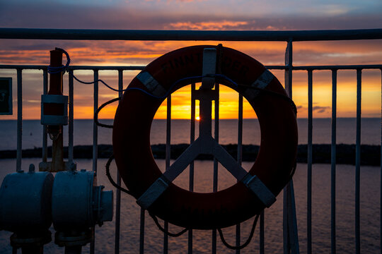 Rettungsring auf der F&auml;hre bei Sonnenuntergang