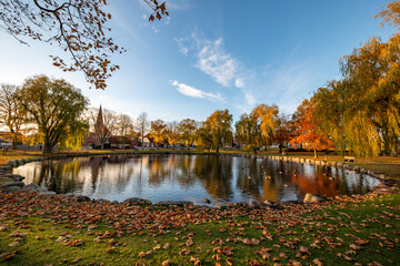 Petersdorf auf Fehmarn im Herbst mit leuchtenden Herbstfarben