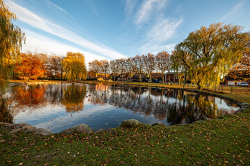 Petersdorf auf Fehmarn im Herbst mit leuchtenden Herbstfarben