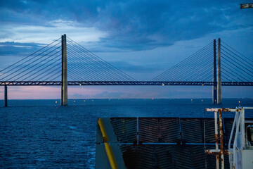 Blaue Stunde über der Ostsee mit der leuchtenden Öresundbrücke