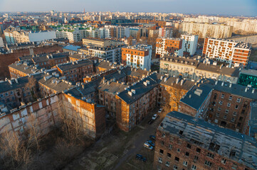 Widok z drona na ulicę brzeską i jej zaniedbane walące się przedwojenne nieodnowione kamienice. Panorama dzielnicy Praga Północ w kierunku ulicy brzeskiej i Ząbkowskiej  © smoku7979