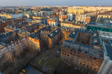 Fototapeta premium Widok z drona na ulicę brzeską i jej zaniedbane walące się przedwojenne nieodnowione kamienice. Panorama dzielnicy Praga Północ w kierunku ulicy brzeskiej i Ząbkowskiej 