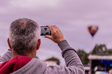 Mężczyzna z telefonem © Ula