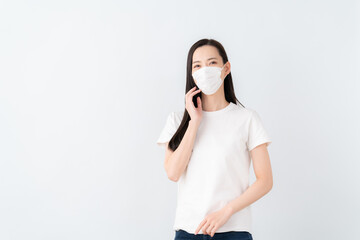 花粉症の白バックの若い女性
