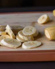 fresh banana slices on a cutting board close-up