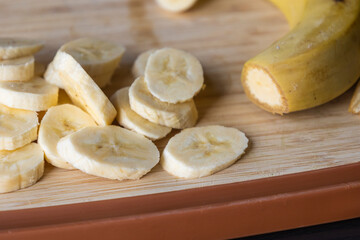 fresh banana slices on a cutting board close-up