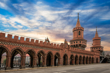 Fototapeta premium Oberbaum bridge (Oberbaumbrücke) in Berlin, Germany