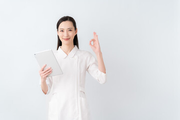 白バックの看護師