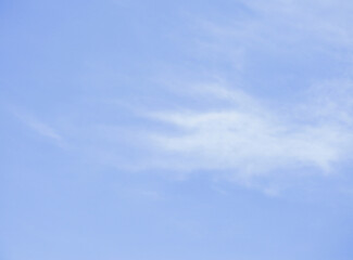 Obraz premium Wispy clouds dance across a bright blue sky on a calm afternoon