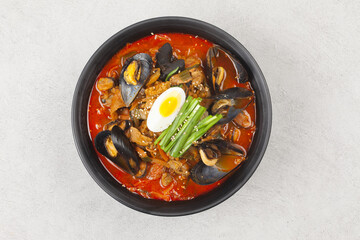 Jjambbong is made by mixing noodles with various seafood or vegetables and pouring broth made from pork, beef, or chicken bones.