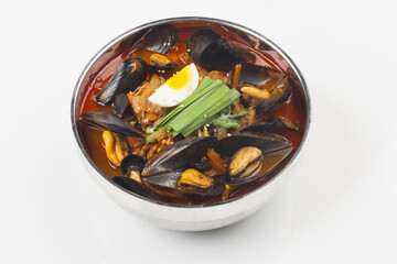 Jjambbong is made by mixing noodles with various seafood or vegetables and pouring broth made from pork, beef, or chicken bones.