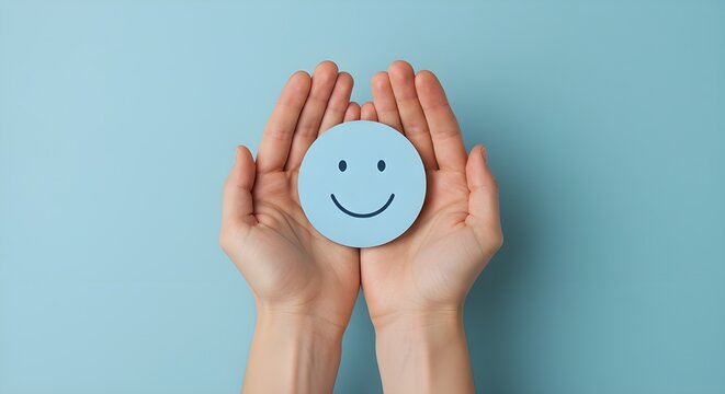 Mano sosteniendo papel azul cortado cara de sonrisa feliz, pensamiento positivo, evaluaci&oacute;n de salud mental, concepto del D&iacute;a Mundial de la Salud Mental
