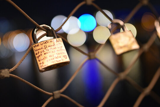 Cadenas sur un pont &agrave; Paris en France