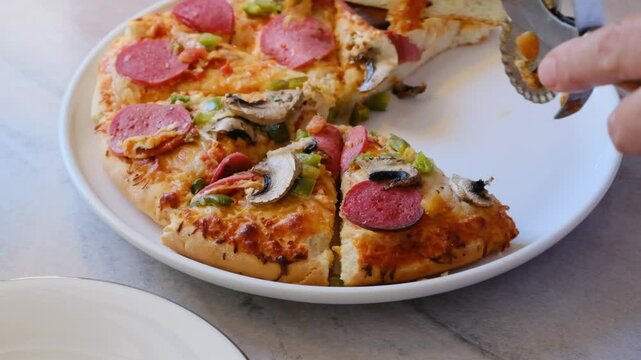 mini pizza with ham and cheese