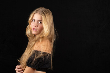 Natürliche blonde junge Frau