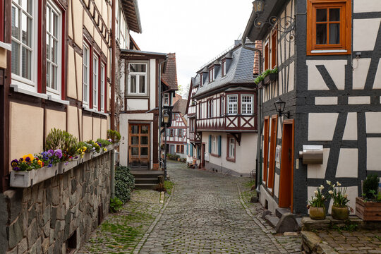Altstadt mit Fachwerkh&auml;usern und engen Gassen in Kronberg, Hessen