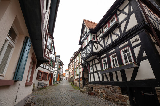 altstadt mit fachwerkh&auml;usern und engen gassen in Kronberg, Hessen.
