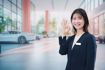 Fototapeta premium カーディーラーで接客をする若い女性