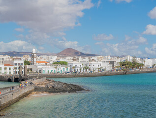 Fototapeta premium Promenade sur le front de mer à Arrecife à Lanzarote aux Canaries, Espagne. 