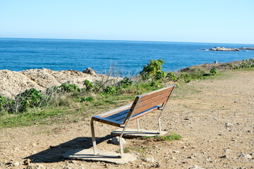 Banco con el mar de fondo en la zona de Sant Martí d'Empúries en la Costa Brava.