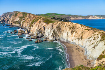 Obraz premium Breathtaking aerial view of Point Reyes, California, showcasing dramatic coastal cliffs surrounded by the Pacific Ocean. A stunning destination for nature lovers, photographers, and outdoor