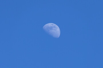 Daytime moon 