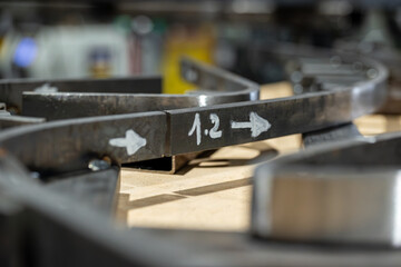 Atelier de métallerie où des pièces métalliques sont cintrées à l’aide de techniques spécialisées pour des applications sur mesure.