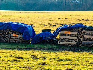Abgedecktes Brennholz lagert im Freien © focus finder