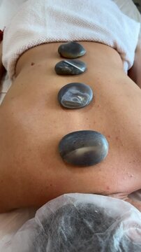 Massagem Relaxante com Pedras Quentes