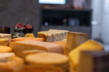 Un gros plan sur un plateau de fromages dans un restaurant étoilé, mettant en valeur la variété et la présentation soignée des fromages fins.