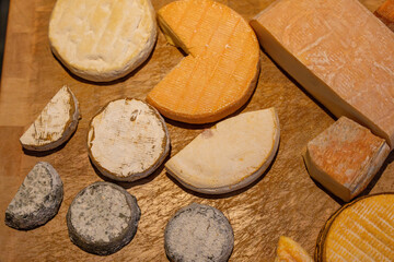 Un gros plan sur un plateau de fromages dans un restaurant étoilé, mettant en valeur la variété et la présentation soignée des fromages fins.