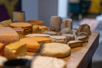 Un gros plan sur un plateau de fromages dans un restaurant étoilé, mettant en valeur la variété et la présentation soignée des fromages fins.