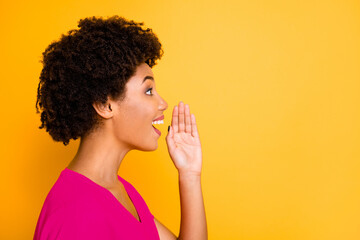 Photo of pretty wavy dark skin lady sharing new information with people holding arm near mouth wear...