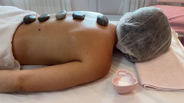 Massagem Relaxante com Pedras Quentes