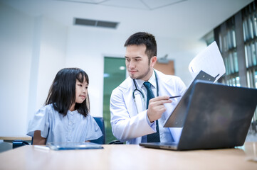 Obraz premium A male doctor is talking to the girl and asking about her health and giving advice.