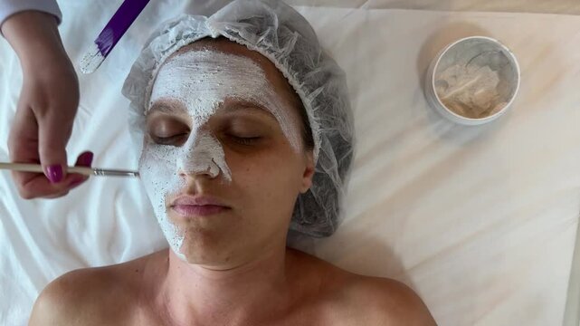 rosto com Máscara facial  Clareadora
