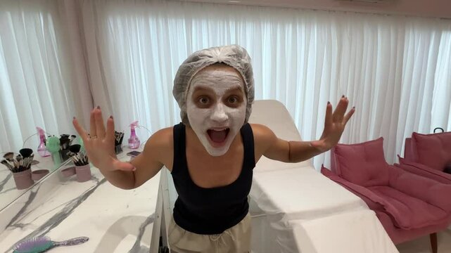 mulher com mascara facial express&atilde;o de surpresa 