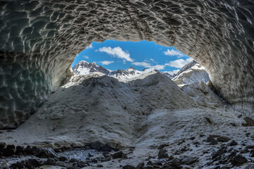 Randonnée au printemps dans le Massif des Ecrins , vallée de la Romanche , grotte sous le glacier de l' Homme , Villar d' Arêne, Hautes Alpes