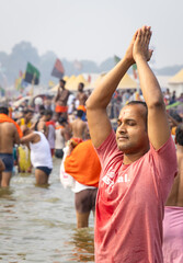 Obraz premium young devotees sacred praying after sacred bath at triveni sangam at mahakumbh