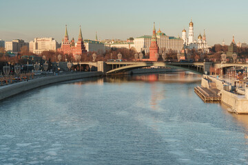 Obraz premium Melting ice at Moscow river and panoramic view to Moscow Kremlin