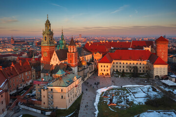Obraz premium The Royal Wawel Castle in Krakow at winter sunset, Poland
