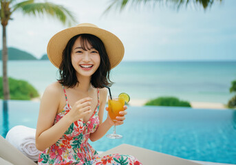 ビーチで微笑む麦わら帽子を被った若い日本人女性