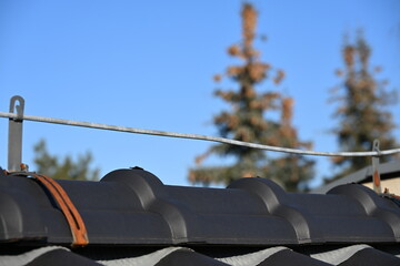 piorunochron na ceramicznym dachu ochrona przed piorunem © Miroslaw