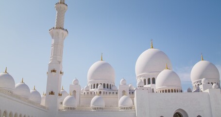 Obraz premium View from the courtyard of the white Mosque in Abu Dhabi. Religious building, UAE