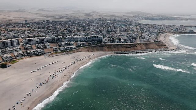 Vue a&eacute;rienne haute altitude de Punta Hermosa, littoral p&eacute;ruvien fait au drone