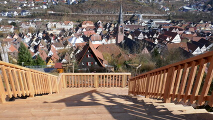 neuer Holz - Panoramaweg über Calw mit schöner Aussicht vom Balkon auf die Stadt, Kirche, Berge...