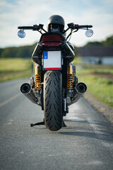 Nahaufnahme eines schweren Motorrades auf einer Landstrasse.