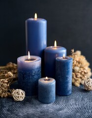 Velas encendidas de diferentes tamaños de color azul, decorativas