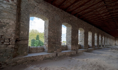 Sala balowa (..!? ) - lub jadalnia (..?! ) - w pięknym zamku (obecnie w malowniczej ruinie). Położone w Ujeździe w Świętokrzyskim, to miejsce jest przykładem historycznej architektury. © Grzegorz