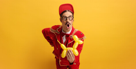 Funny entertainer holding a dog balloon